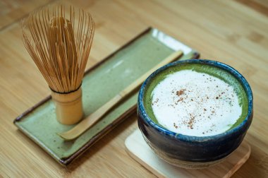 Matcha Latte 'nin kafeye yakın çekimi.