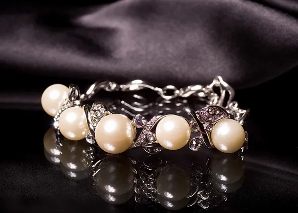 Bracciale Pearl su velluto nero — Foto Stock