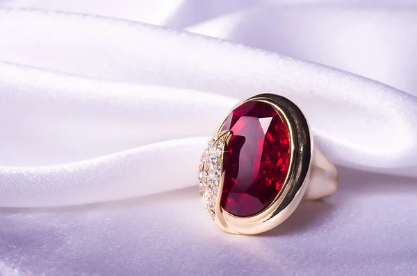 Antic anel de rubi no fundo branco — Fotografia de Stock
