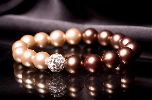 Pearl bracelet over black velvet — Stock Photo, Image