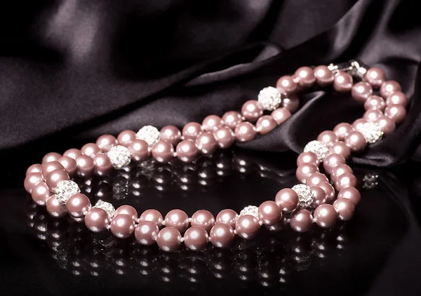 Pearl necklace against a dark background — Stock Photo, Image