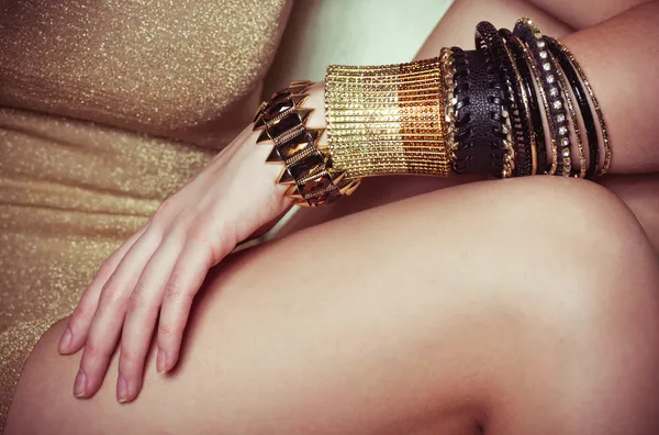 Mooie bijouterie bangles op hand. mode foto — Stockfoto