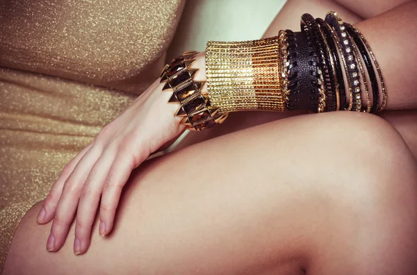 Hermosos brazaletes de bijouterie en la mano. Foto de moda —  Fotos de Stock