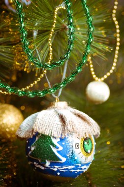 Parlak bir parıltıyla Noel ağacında asılı güzel renkli Noel süslemeleri