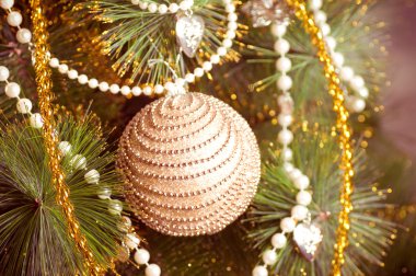 güzel Noel süsleri parlak parlama ile Noel ağacı üzerinde asılı