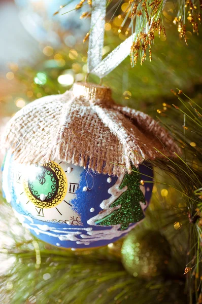 Mooie kleur kerst decoraties opknoping op kerstboom met glanzende schittering — Stockfoto