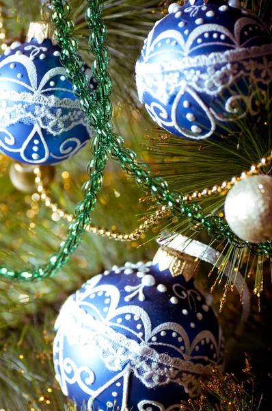 Hermosas decoraciones de Navidad azul colgando en el árbol de Navidad con resplandor brillante —  Fotos de Stock