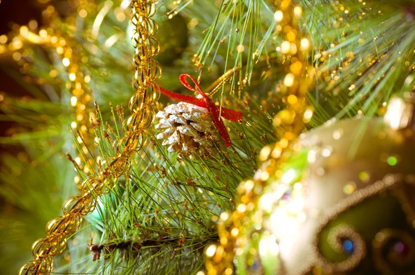 Beautiful green christmas decorations hanging on christmas tree with shiny glare — Stock Photo, Image