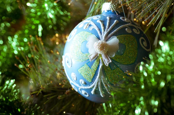 Bellissime decorazioni natalizie blu appese all'albero di Natale con bagliore lucido — Foto Stock