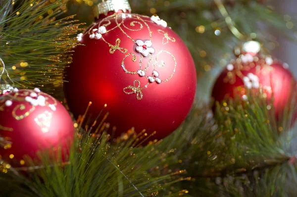 화려 한 빛을 내며 크리스마스 트리에 걸려 있는 아름다운 크리스마스 장식들 — 스톡 사진