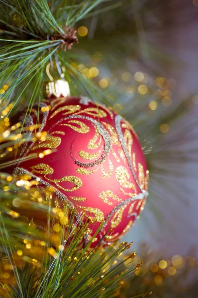 Mooie kleur kerst decoraties opknoping op kerstboom met glanzende schittering — Stockfoto