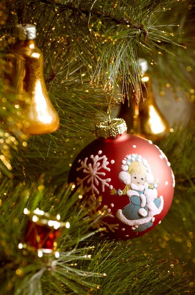 Hermosas decoraciones de Navidad de color colgando en el árbol de Navidad con resplandor brillante — Foto de Stock