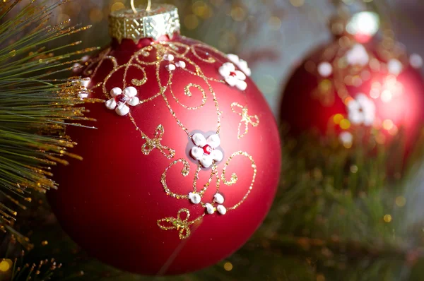 Bellissime decorazioni natalizie a colori appese all'albero di Natale con bagliore lucido — Foto Stock