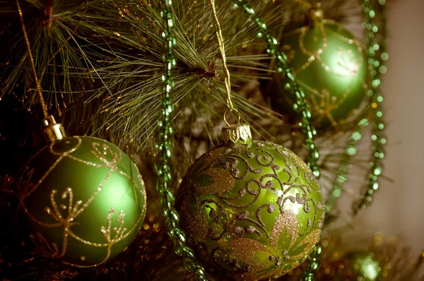 Hermosas decoraciones de Navidad de color colgando en el árbol de Navidad con resplandor brillante —  Fotos de Stock