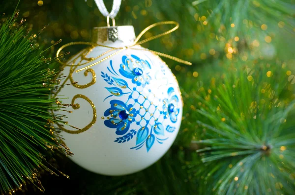 Hermosas decoraciones de Navidad de color colgando en el árbol de Navidad con resplandor brillante —  Fotos de Stock