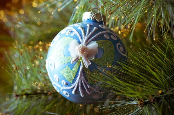 Hermosas decoraciones de Navidad de color colgando en el árbol de Navidad con resplandor brillante —  Fotos de Stock