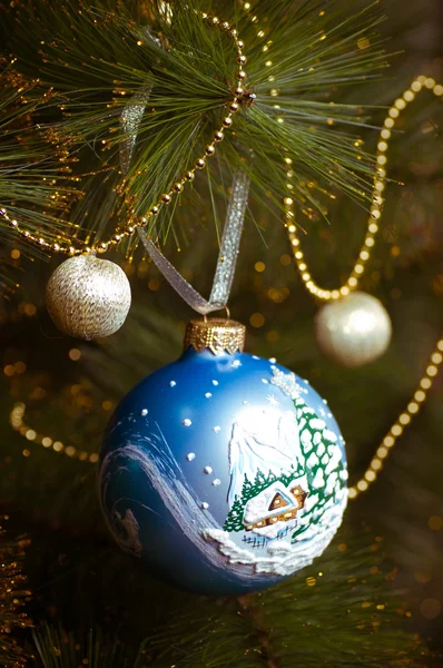 Schöne farbige Weihnachtsdekoration am Weihnachtsbaum mit glänzendem Glanz — Stockfoto