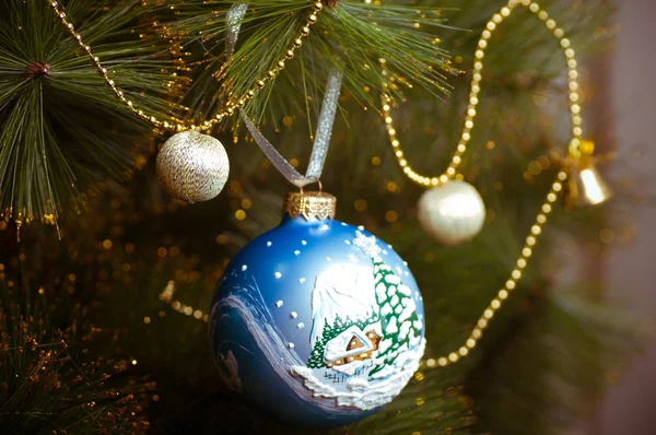 Hermosas decoraciones de Navidad de color colgando en el árbol de Navidad con resplandor brillante — Foto de Stock