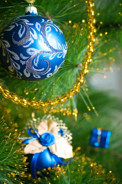 Mooi schilderij kerstversiering opknoping op kerstboom met glanzende schittering — Stockfoto