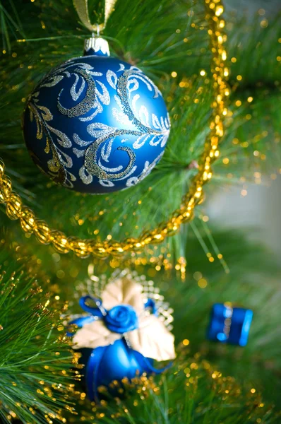 Mooi schilderij kerstversiering opknoping op kerstboom met glanzende schittering — Stockfoto