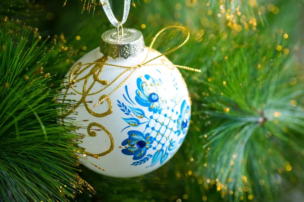 Belle peinture décorations de Noël suspendues sur l'arbre de Noël avec éblouissement brillant — Photo