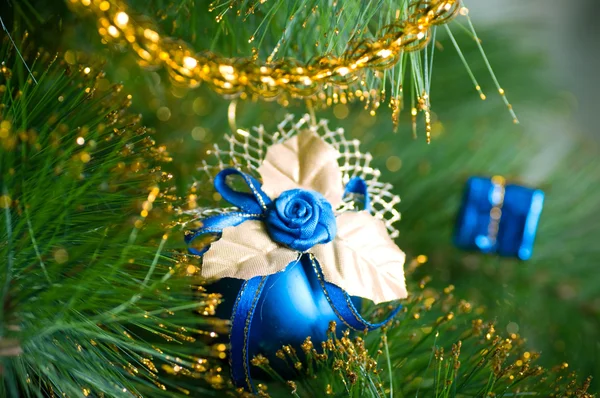 Hermosas decoraciones de Navidad azul colgando en el árbol de Navidad con resplandor brillante —  Fotos de Stock