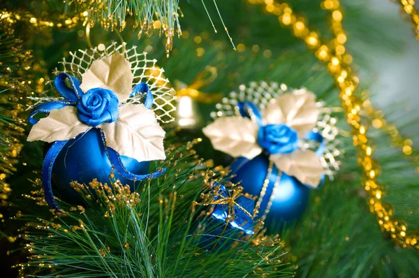 Bellissime decorazioni natalizie blu appese all'albero di Natale con bagliore lucido — Foto Stock