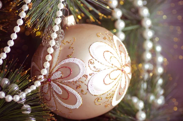 Mooi schilderij kerstversiering opknoping op kerstboom met glanzende schittering — Stockfoto
