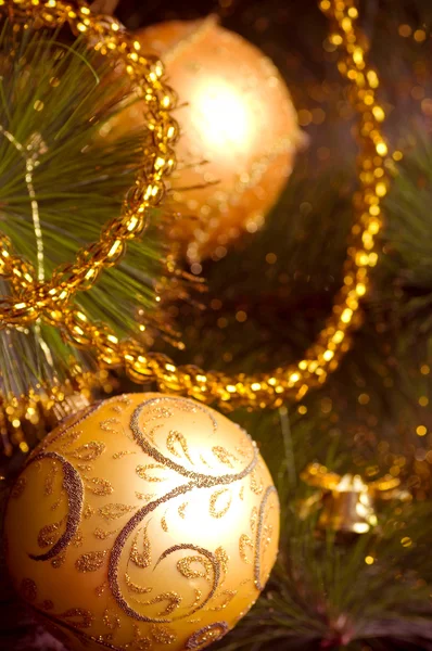Schöne farbige Weihnachtsdekoration am Weihnachtsbaum mit glänzendem Glanz — Stockfoto