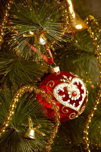 Beautiful red christmas decorations hanging on christmas tree with shiny glare — Stock Photo, Image