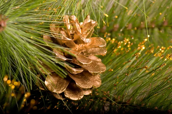 Natal dekorasi dan kerucut pinus — Stok Foto