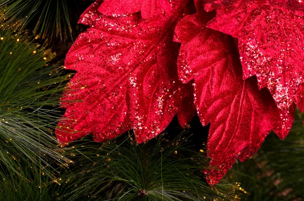 Hermosas decoraciones de Navidad de color colgando en el árbol de Navidad con resplandor brillante — Foto de Stock