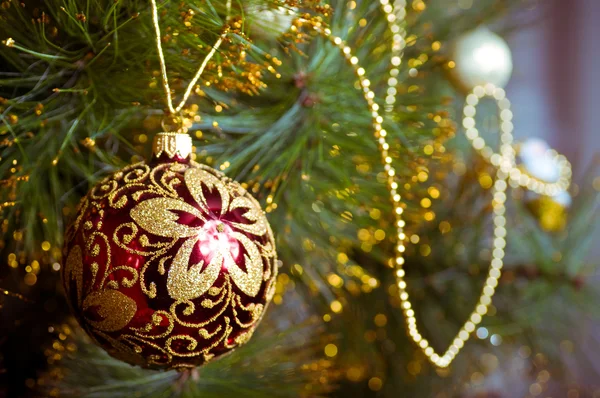 Belles décorations de Noël de couleur suspendues sur l'arbre de Noël avec des reflets brillants Images De Stock Libres De Droits
