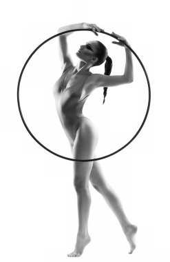 hula hoop ile güzel bir genç kadın jimnastikçi