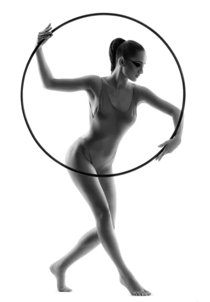 Hermosa joven gimnasta con hula hoop —  Fotos de Stock