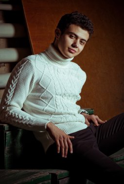 şık giysiler içinde güzel bir adam