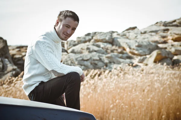 Beautiful man with car in fashionable clothes. Fashion portrait — Stock Photo, Image