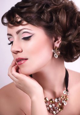 kadın moda takı değerli süslemeleri ile. moda portre