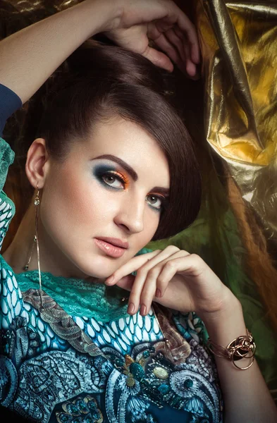 Fashion woman with jewelry precious decorations. Fashion portrait — Stock Photo, Image