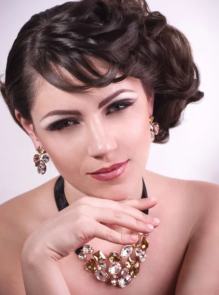Mujer de moda con adornos preciosos joyas — Foto de Stock