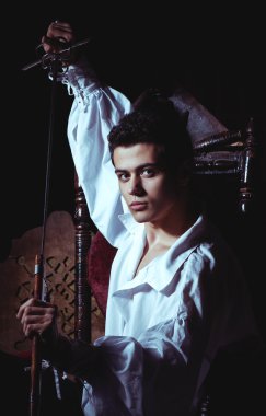 bir kılıç ile romantik bir adam portresi