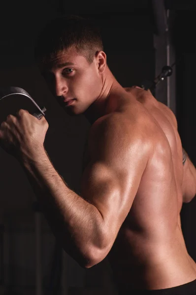 Szexi férfi fitness modell. Divat-portré — Stock Fotó