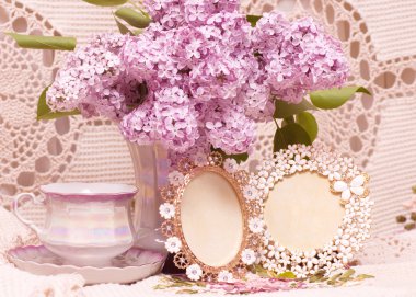 bahar çiçekleri ile antika çay fincanı