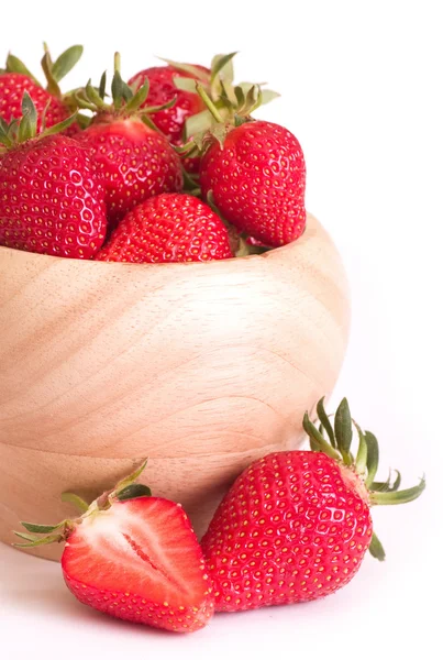 草莓在孤立在白色背景上的木制板 — 图库照片