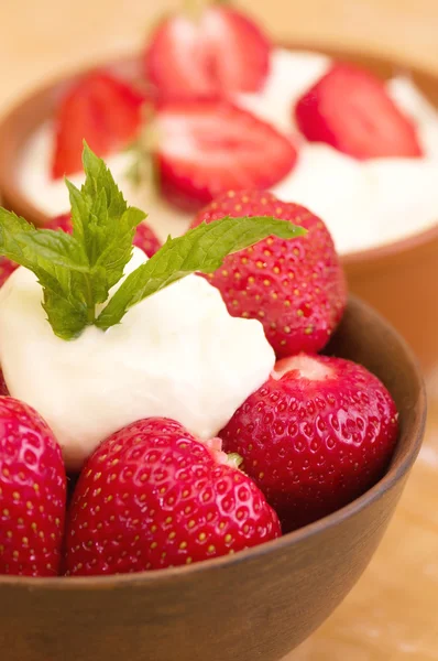 Fragola fresca con panna montata — Foto Stock