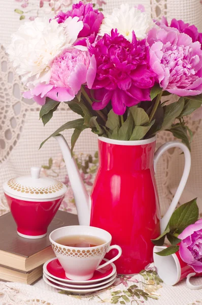 Bahar pi-mezonlar ile antika çay fincanı — Stok fotoğraf