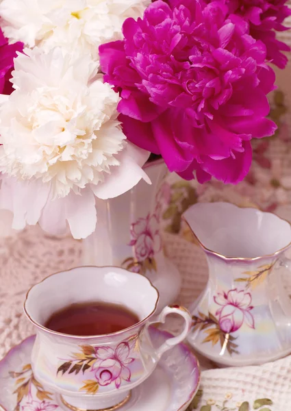 Taza de té vintage con pi-mesones de primavera — Foto de Stock