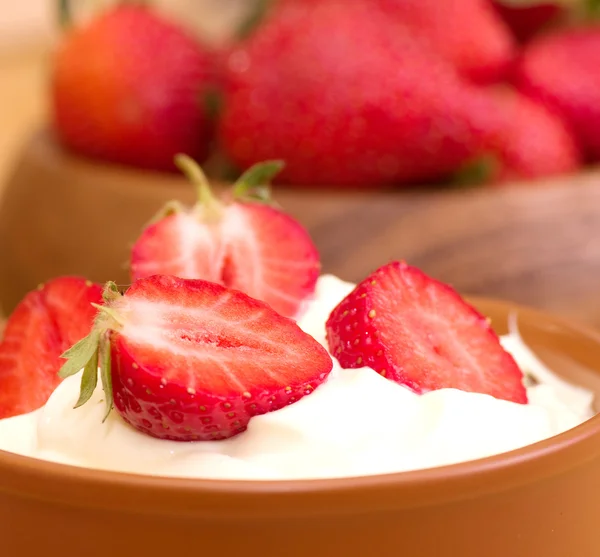 Fragola fresca con panna montata — Foto Stock