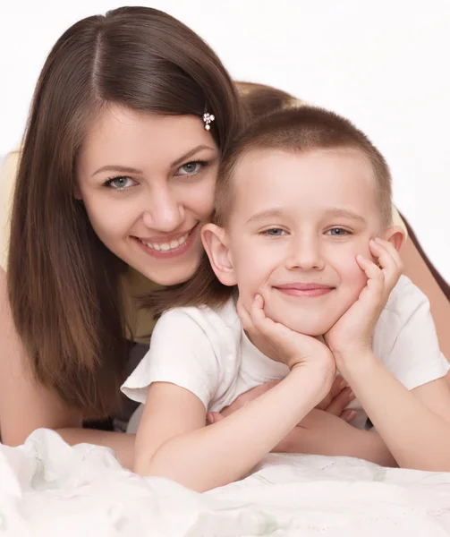 Volledige portret van een gelukkige jonge moeder met zoon — Stockfoto