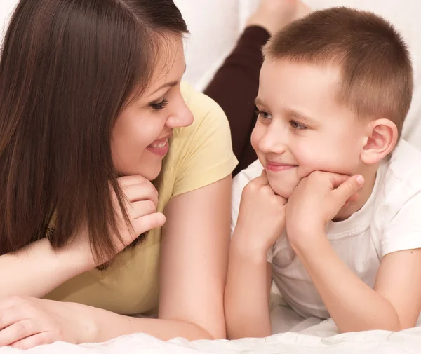 Volledige portret van een gelukkige jonge moeder met zoon — Stockfoto